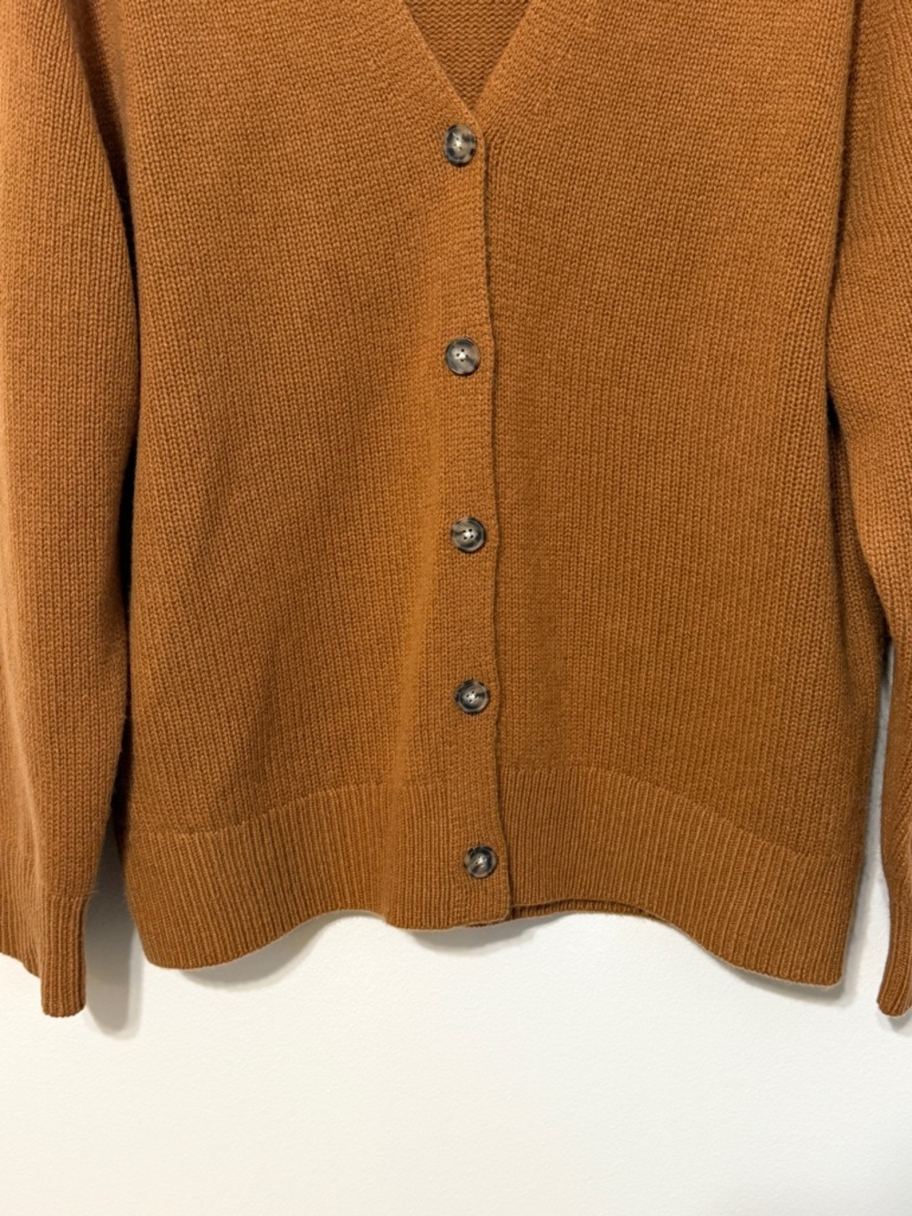 Aritzia Wilfred Cashmere V-Neck Cardigan Size Medium Ribbed Tan Brown Luxury - Picture 5 of 10